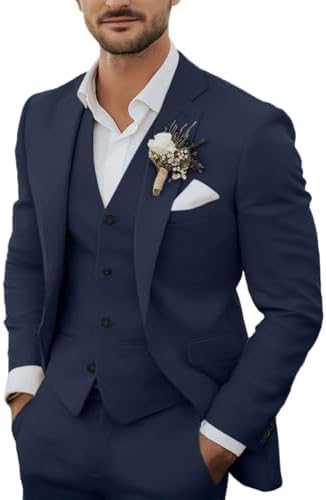 Man draagt het pak in marineblauw met gilet, wit overhemd, corsage op de revers en pochet in de borstzak. 1