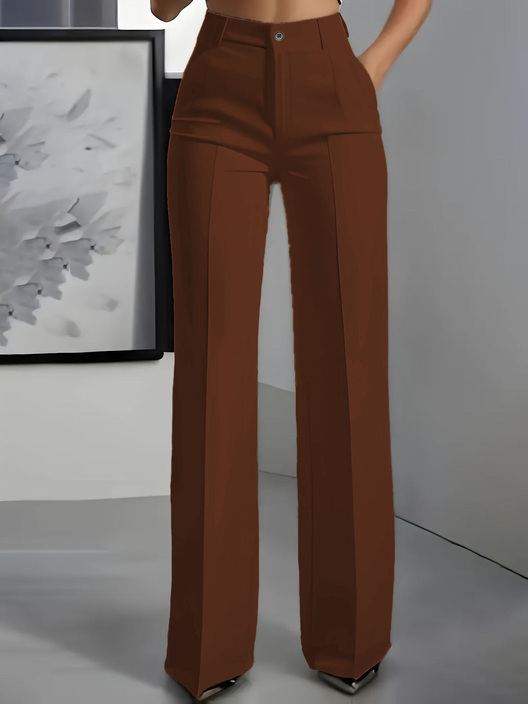 Voorkant van een roestbruine broek met hoge taille en wijde pijpen, gedragen door een model 6