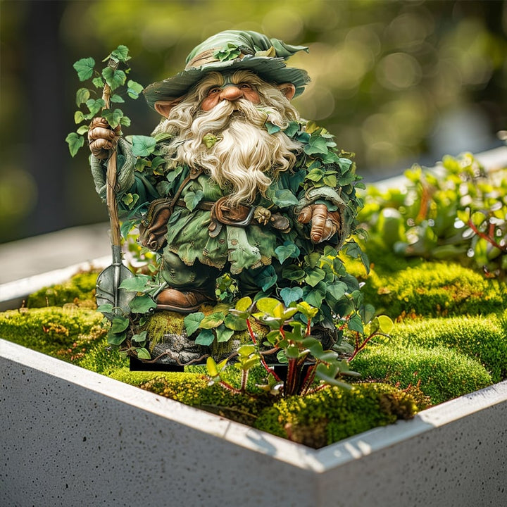 Tuinkabouter met klimopblaadjes en schep, geplaatst in een betonnen plantenbak met mos en een vetplant op de voorgrond. 15