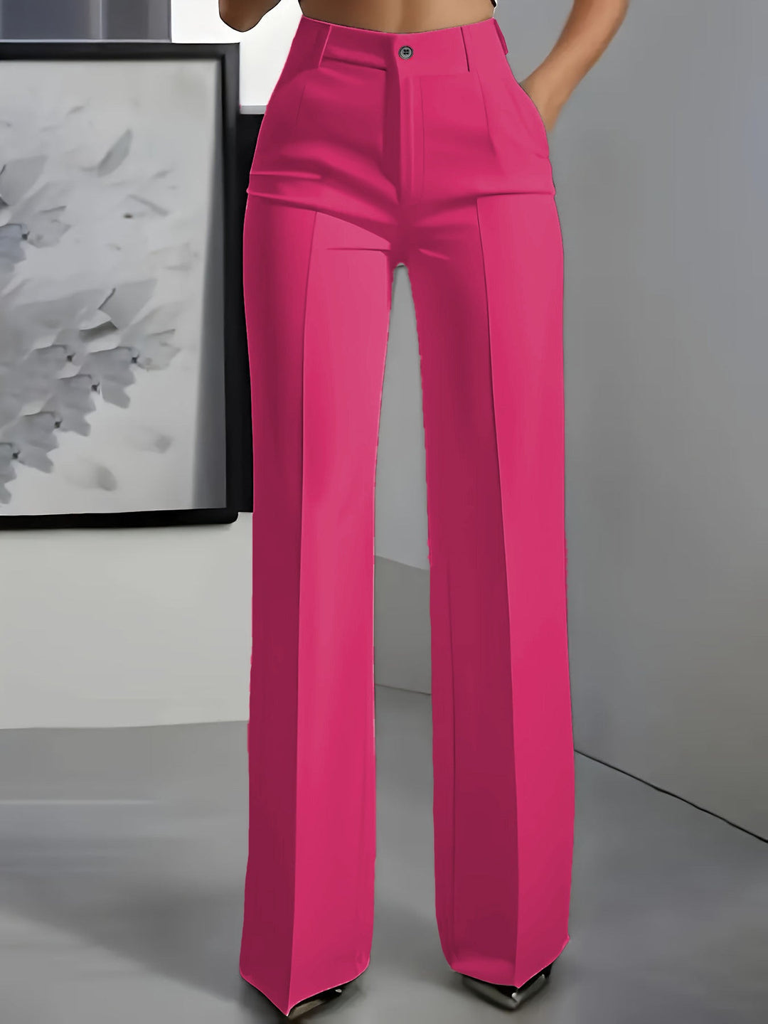 Voorkant van een felroze broek met hoge taille en wijde pijpen, gedragen door een model 4