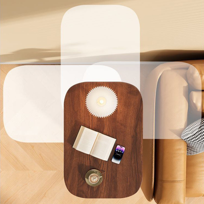 Bovenaanzicht van het bruine blad naast een bank met boek, lamp, telefoon en koffiekopje, en doorschijnende contouren die de draaibeweging tonen. 7