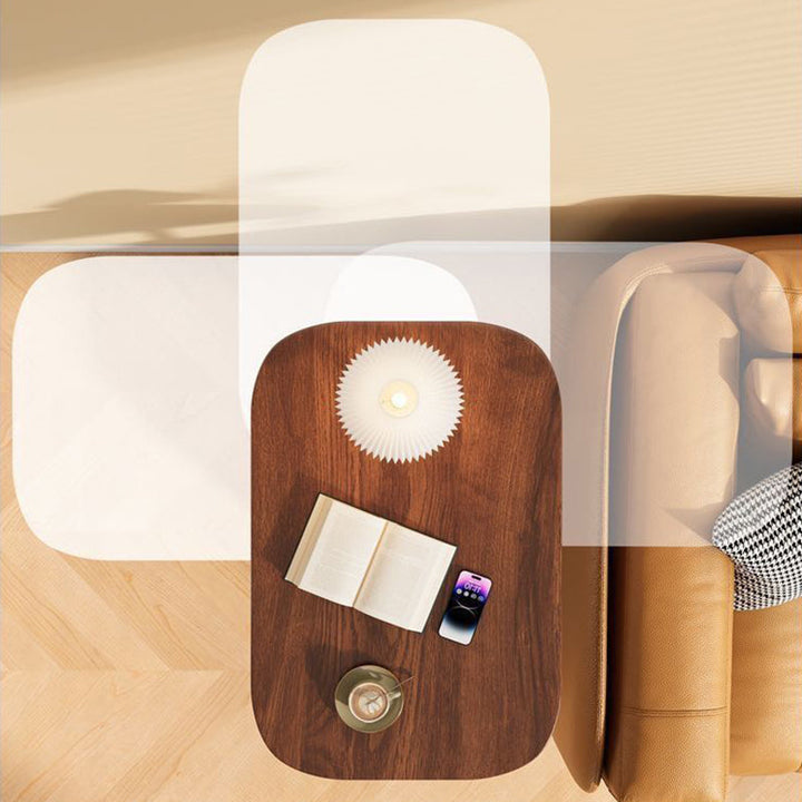 Bovenaanzicht van het bruine blad naast een bank met boek, lamp, telefoon en koffiekopje, en doorschijnende contouren die de draaibeweging tonen. 7
