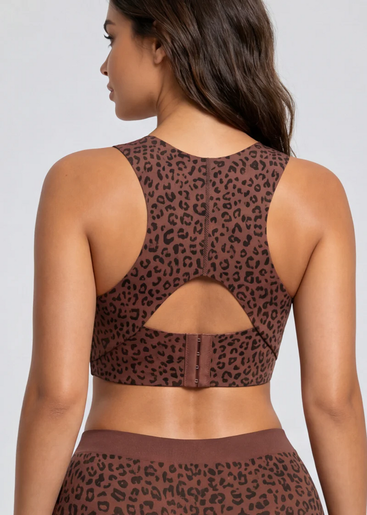 Rugzijde van de bh in bruine luipaardprint met uitsnijding in de rug en haakjessluiting, gedragen door een model. 11