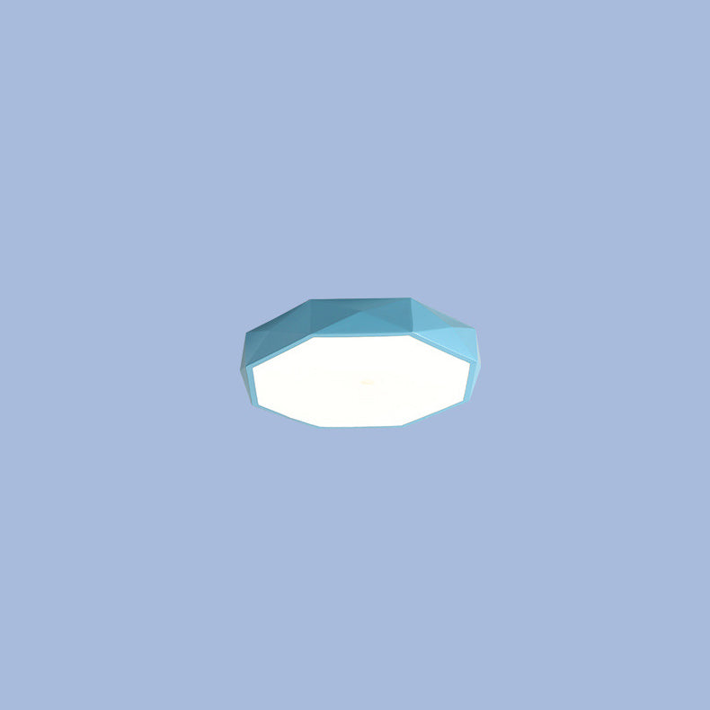 Blauwe achthoekige plafondlamp met facetrand tegen een blauwe achtergrond 13