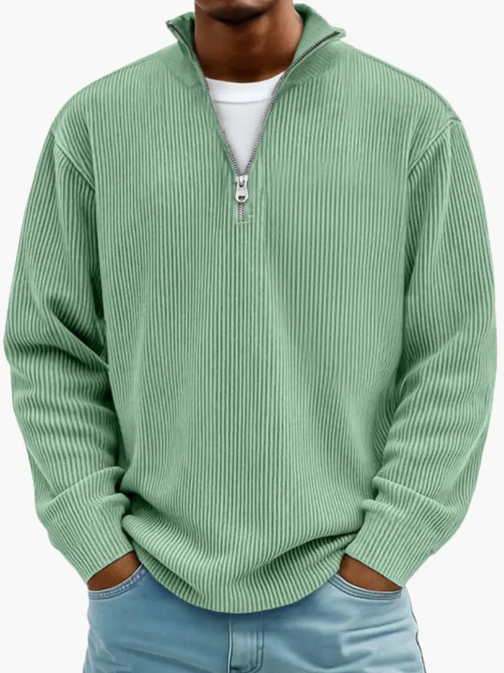 Model draagt de geribbelde trui met opstaande kraag en rits in mintgroen, met een wit shirt eronder. 3