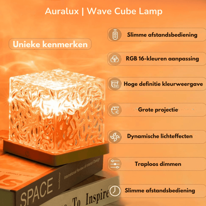 Oranje verlichte kubuslamp op twee gestapelde boeken, omringd door pictogrammen van de kenmerken zoals afstandsbediening, kleuraanpassing, dimmen en dynamische 7