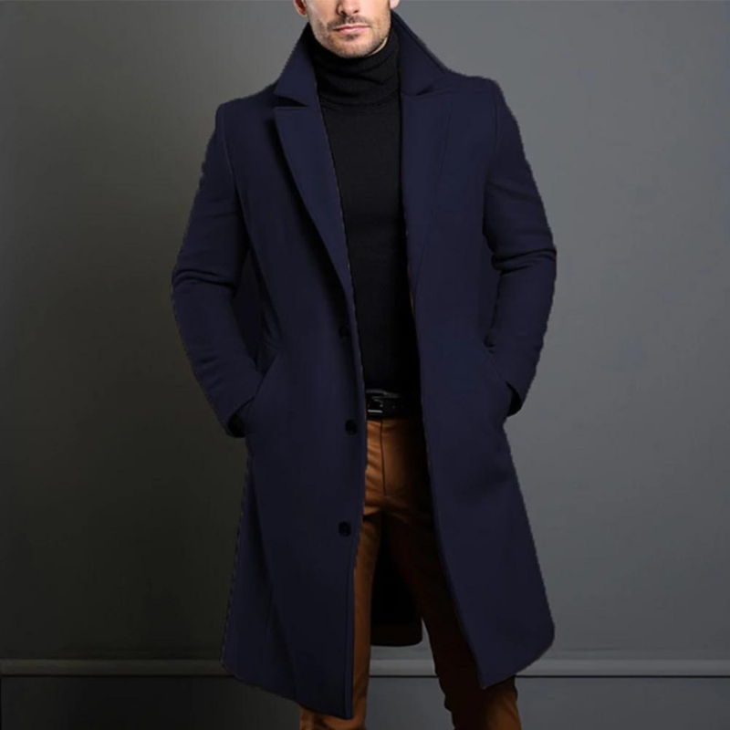 Model draagt de lange overjas in donkerblauw met een zwarte coltrui en bruine broek, de overjas dicht met drie knopen. 4