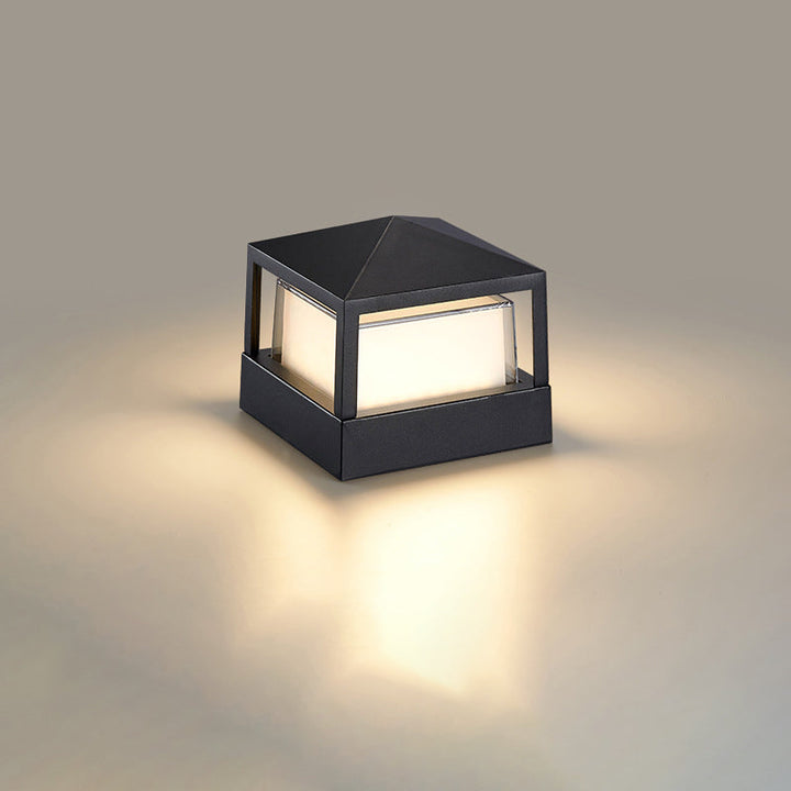 Vierkante zwarte lamp met piramidedak en warm gloeiend scherm, vrijgesteld op een neutrale achtergrond. 10