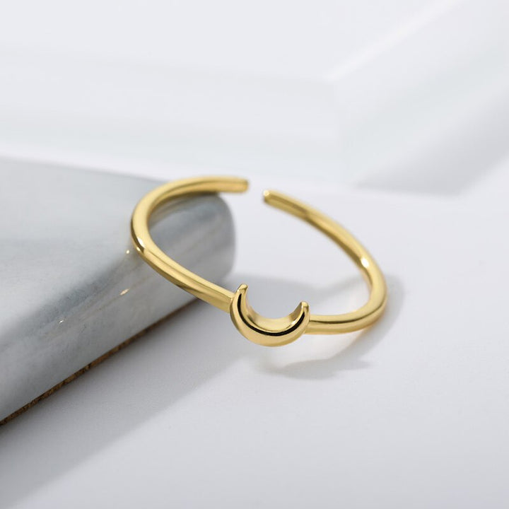 Minimalist Crescent Moon Ring - Nova