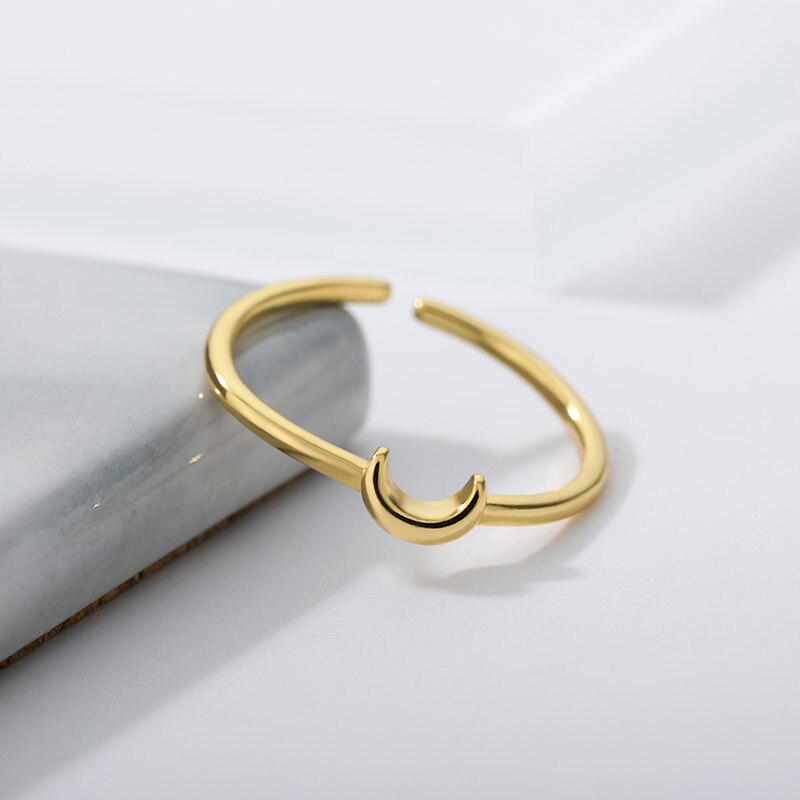 Minimalist Crescent Moon Ring - Nova