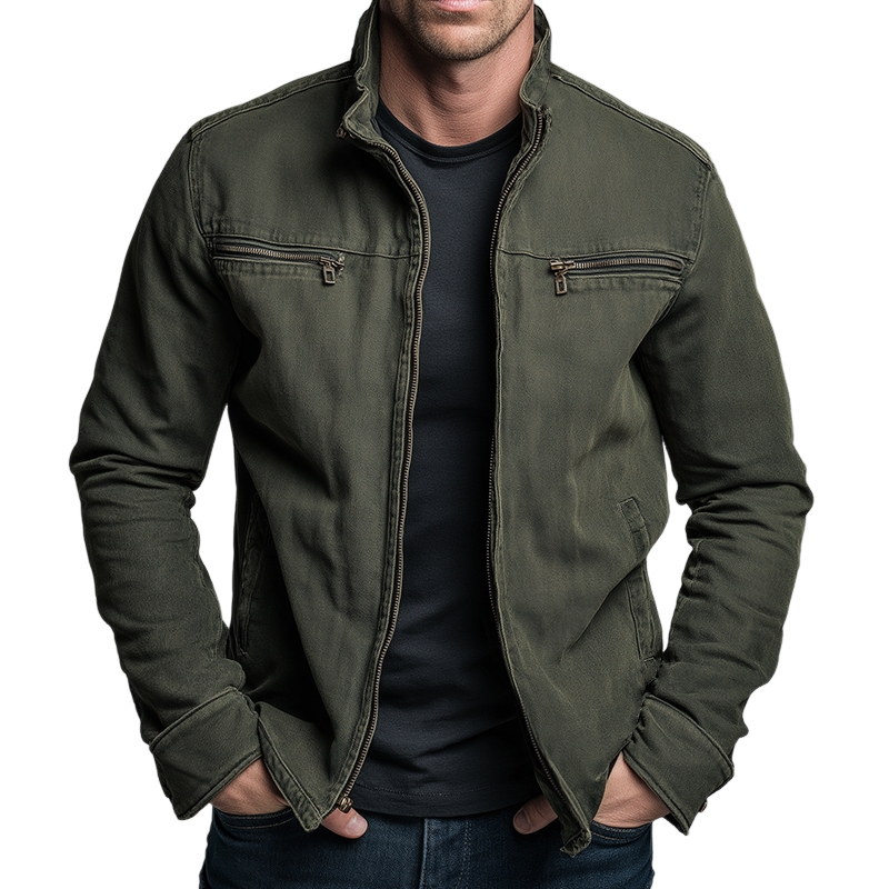 Man draagt de olijfgroene jack open over een zwart shirt, op een witte achtergrond 1