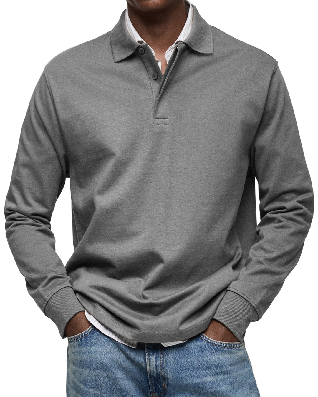 Voorkant in middengrijs: model draagt het shirt over een wit gestreept overhemd, met ribboorden bij de polsen. 6