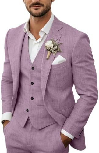 Man draagt het pak in lila met gilet, wit overhemd, corsage op de revers en pochet in de borstzak. 7