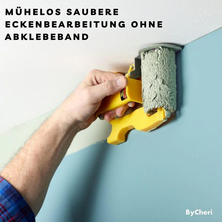 Hand houdt de gele randroller tegen het plafond en trekt een strakke lijn tussen witte en lichtblauwe verf. 2