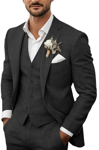 Man draagt het pak in antraciet met gilet, wit overhemd, corsage op de revers en pochet in de borstzak. 6
