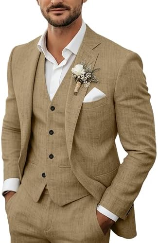 Man draagt het pak in zandbeige met gilet, wit overhemd, corsage op de revers en pochet in de borstzak. 2