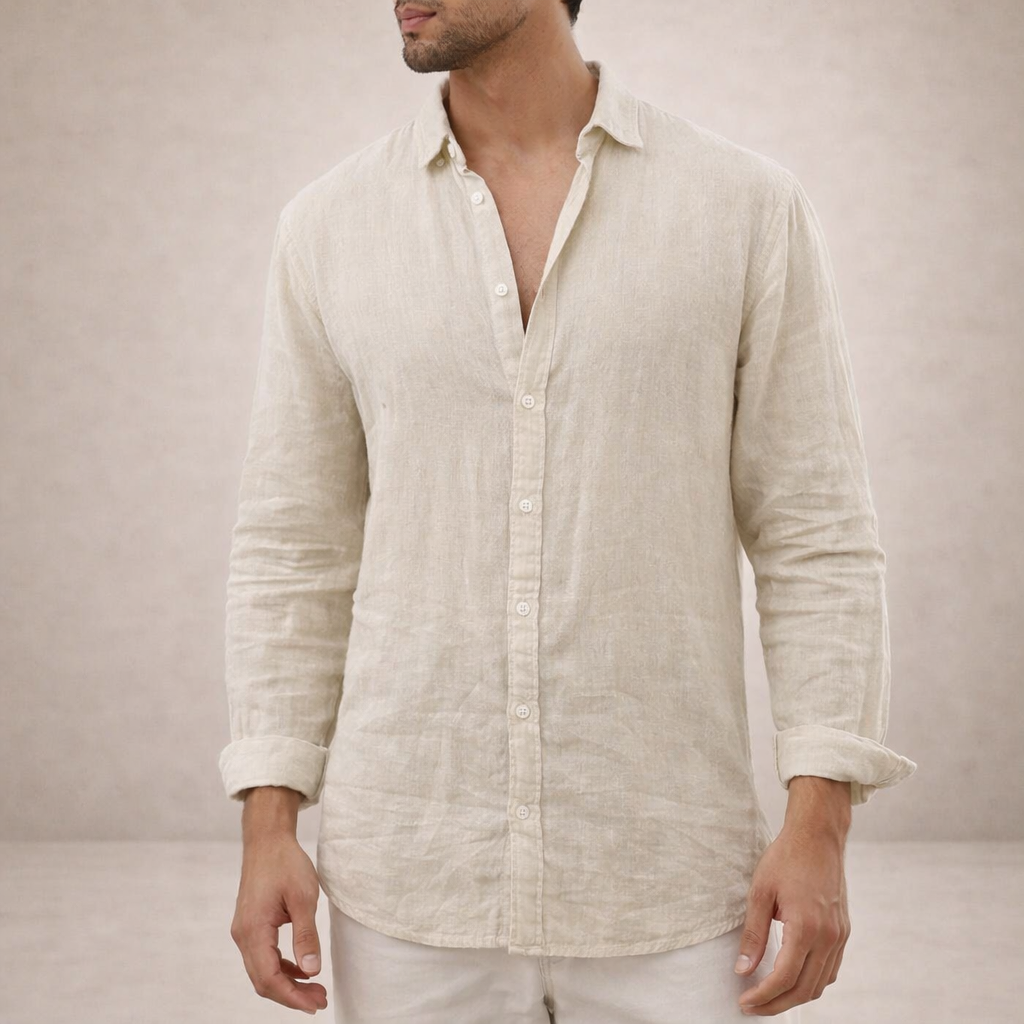 Beige linnen overhemd met kraag en opgerolde mouwen aan een model, met een lichte broek, hoofd deels buiten beeld. 6
