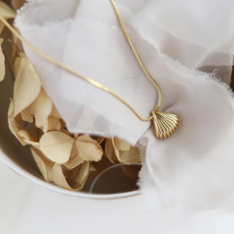 Gold Saint James Shell Flower Necklace - Lila