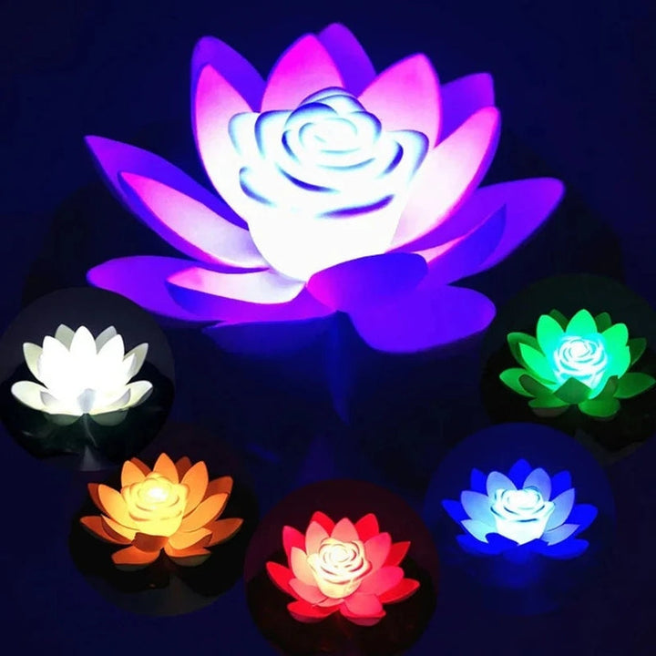 Lichtgevende lotuslampjes in paars, wit, groen, oranje, rood en blauw op een donkere achtergrond 10