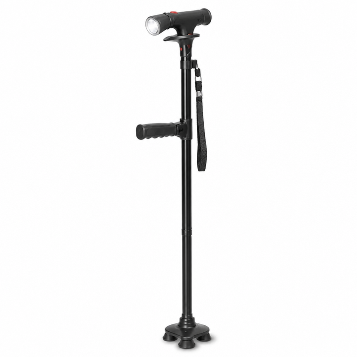 Zwarte wandelstok met ledlamp, zijgreep en polsband, iets van links gezien, met de vierpuntsvoet onderaan op witte achtergrond. 5