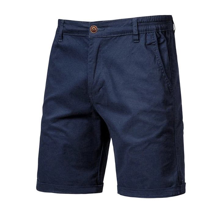 Voorkant van marineblauwe short met knoopsluiting, steekzakken en omgeslagen pijpen. 10