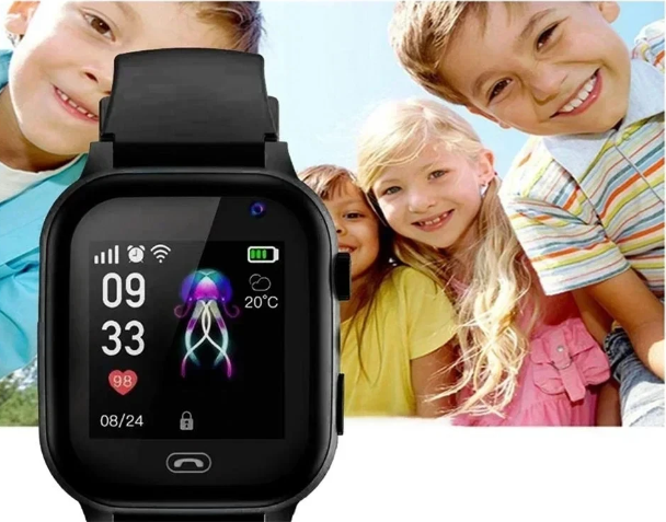 Zwart horloge groot in beeld, met drie lachende kinderen op de achtergrond 5