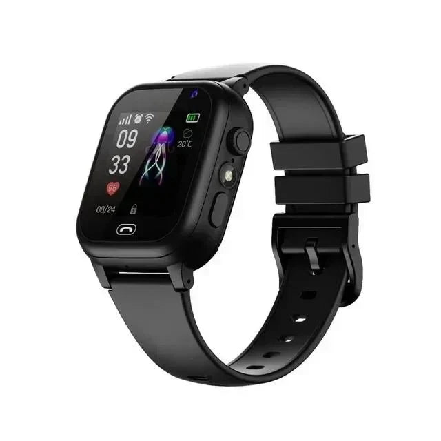 Zwarte kinder-smartwatch met zwarte siliconen band, schuin van voren op witte achtergrond 2