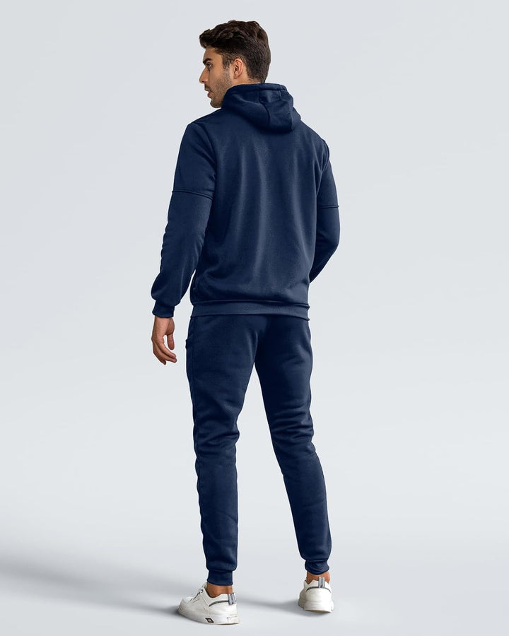 Achterkant van het marineblauwe trainingspak, gedragen door een model dat opzij kijkt 4
