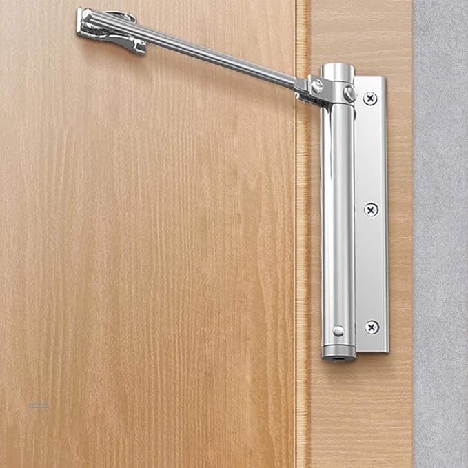 Zilverkleurige deursluiter aan een houten deur en kozijn, schuin gezien met de uitgeschoven arm 2