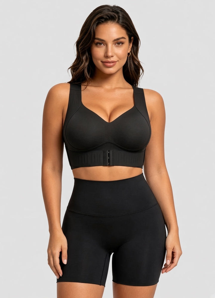 Model draagt de zwarte steunbh met voorsluiting en een zwart shortje met hoge taille, frontaal gefotografeerd. 13