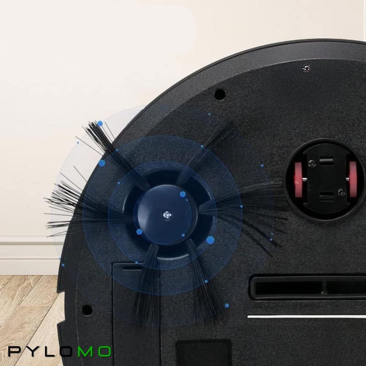 Onderkant van de zwarte robotstofzuiger met draaiende zijborstel, twee roze wieltjes en de zuigopening, op een parketvloer. 6