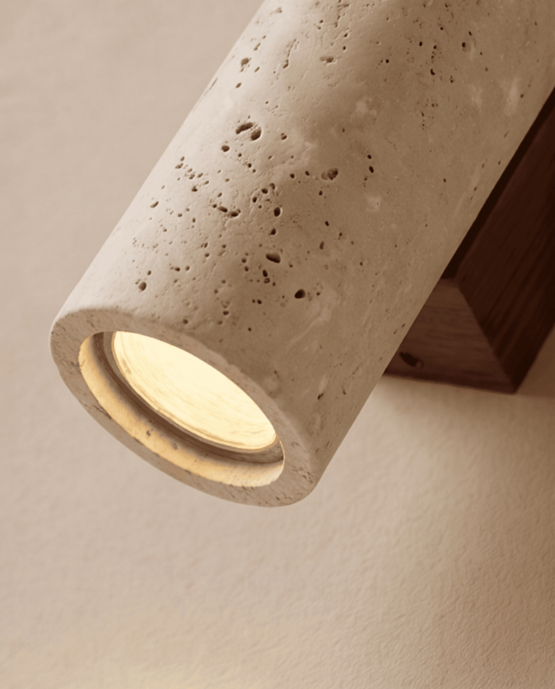 Close-up van de onderkant van de lamp met oplichtende lichtopening, het poreuze steen en de houten wandplaat erachter 5