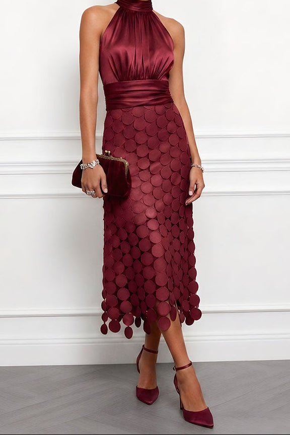 De jurk in bordeauxrood gedragen door een model, met bijpassende kleine clutch en bordeauxrode pumps met enkelbandje. 5