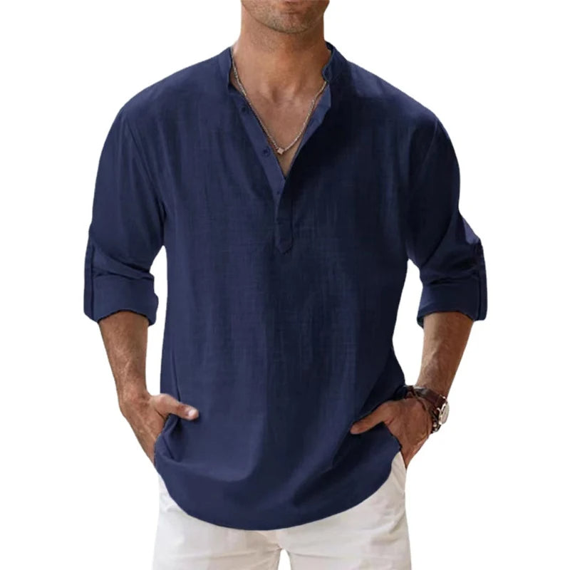 Man draagt het Henley overhemd in donkerblauw met opgerolde mouwen en een witte broek, voorkant met knoopsluiting. 5
