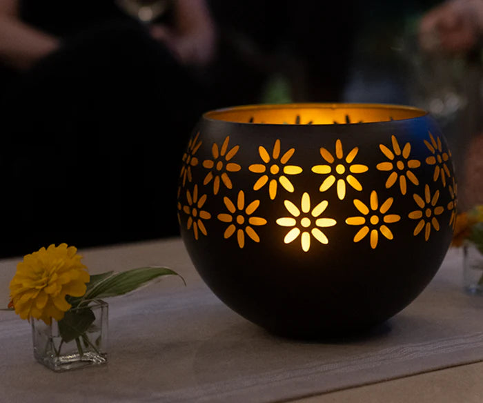 Lampka świecowa z motywem kwiatowym - FloraGlow