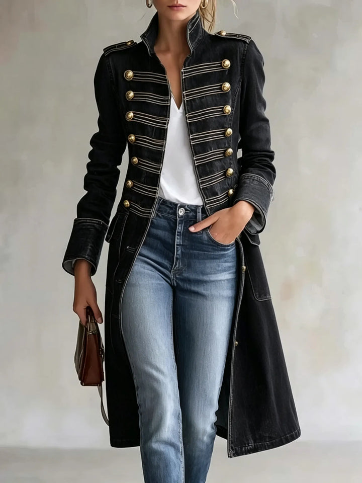 Dezelfde jas in zwart denim, gedragen met wit topje en jeans, met gouden knopen en lichte galon op de borst. 9