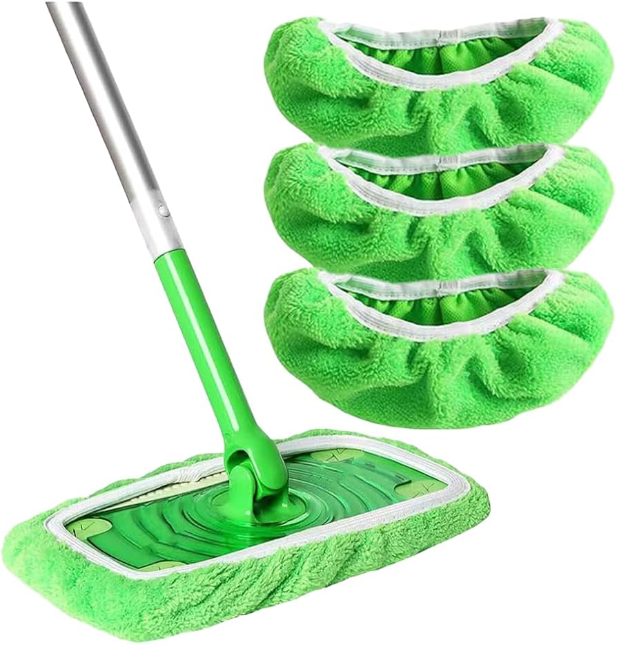 Dweilsteel met groene microvezel pad op de dweilkop, naast drie losse groene pads van zachte, pluizige stof. 6