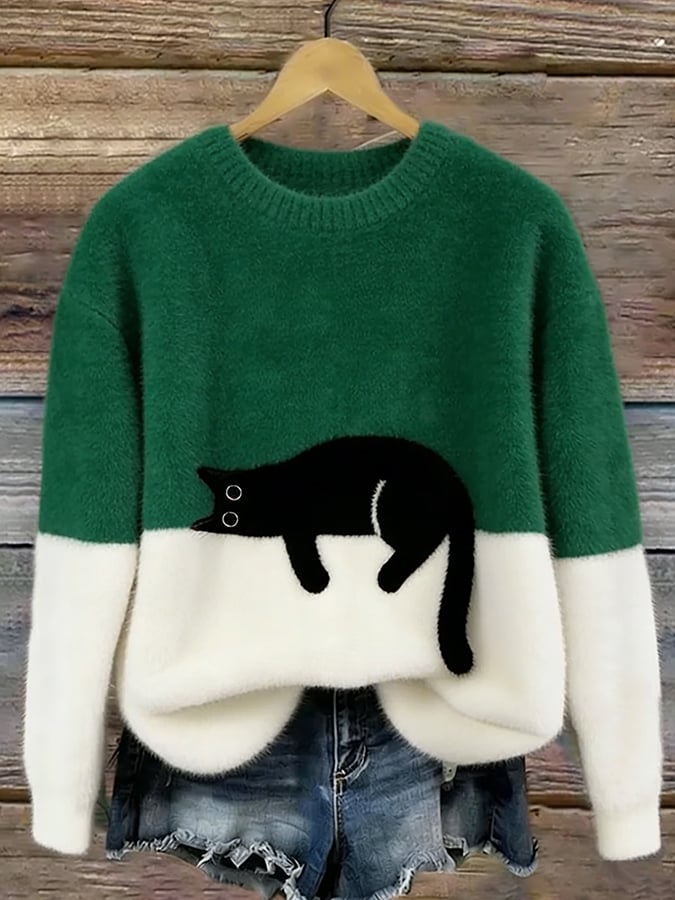 Groene trui met witte onderkant en mouwen en een zwarte liggende kat, aan houten hanger 4