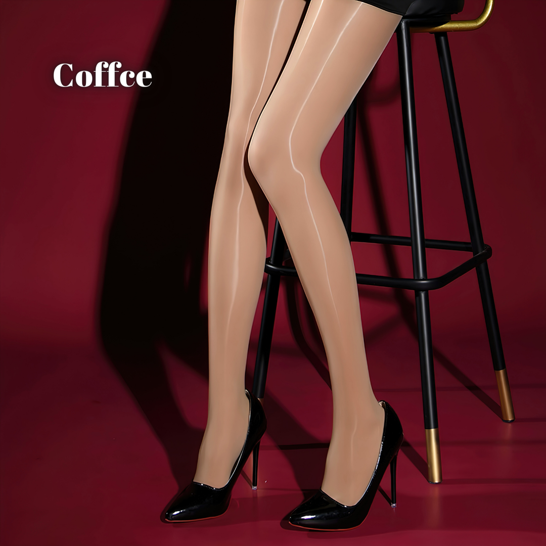 Koffiekleurige glanzende panty gedragen met zwarte pumps, zittend op een barkruk voor een rode achtergrond. 8