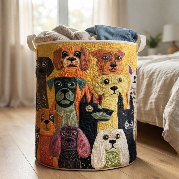 Hondenmand met gestikte honden, gevuld met een trui en spijkerbroek, op een houten vloer naast een bed in de slaapkamer. 5