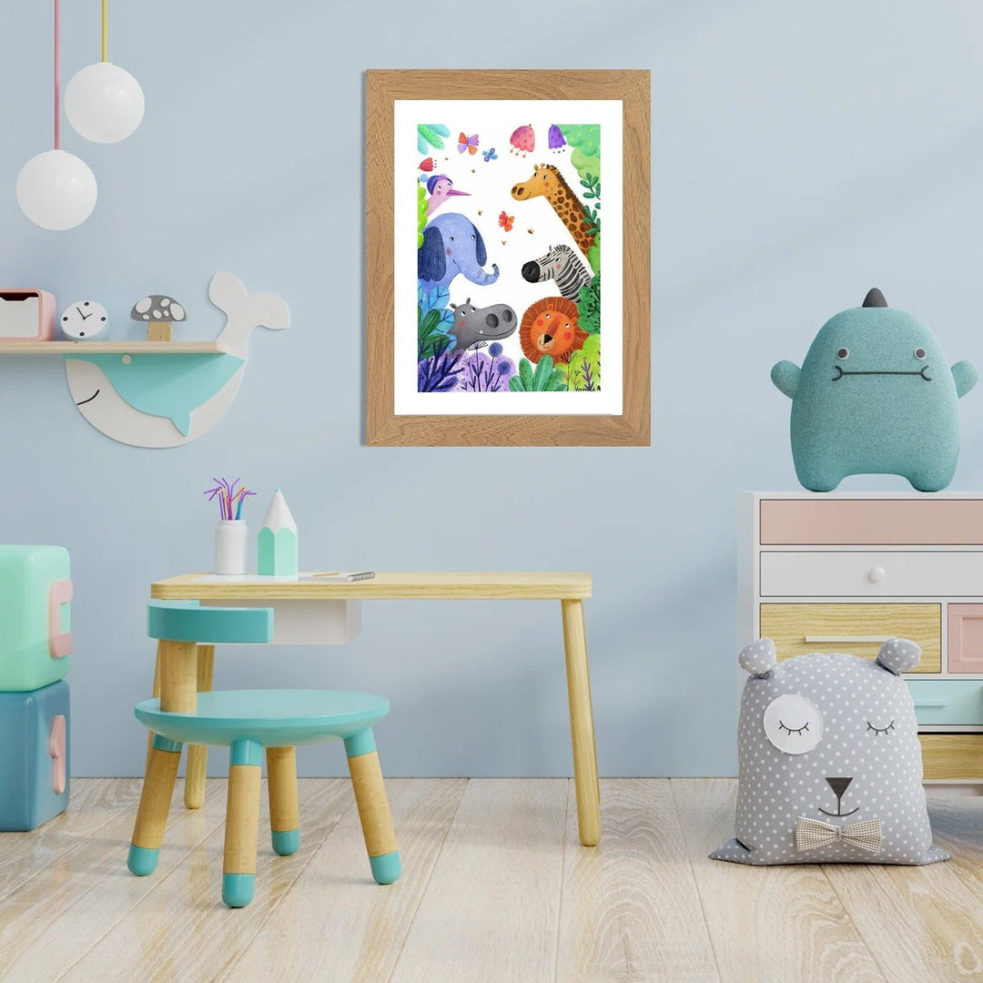 Lijst in houtlook aan een blauwe muur in een kinderkamer, gevuld met een kleurrijke tekening van jungledieren. 14
