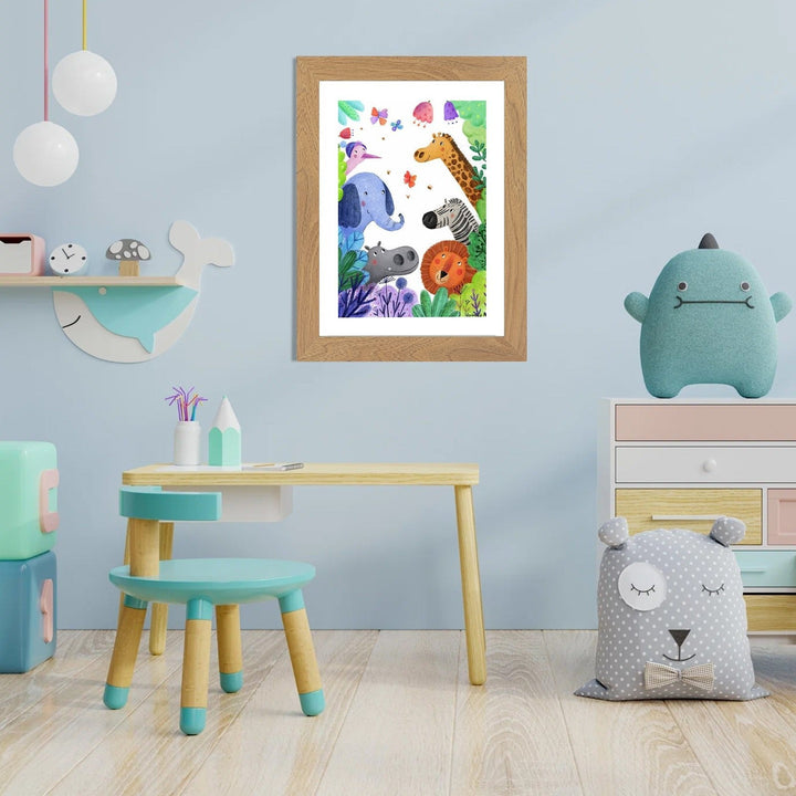 Lijst in houtlook aan een blauwe muur in een kinderkamer, gevuld met een kleurrijke tekening van jungledieren. 14