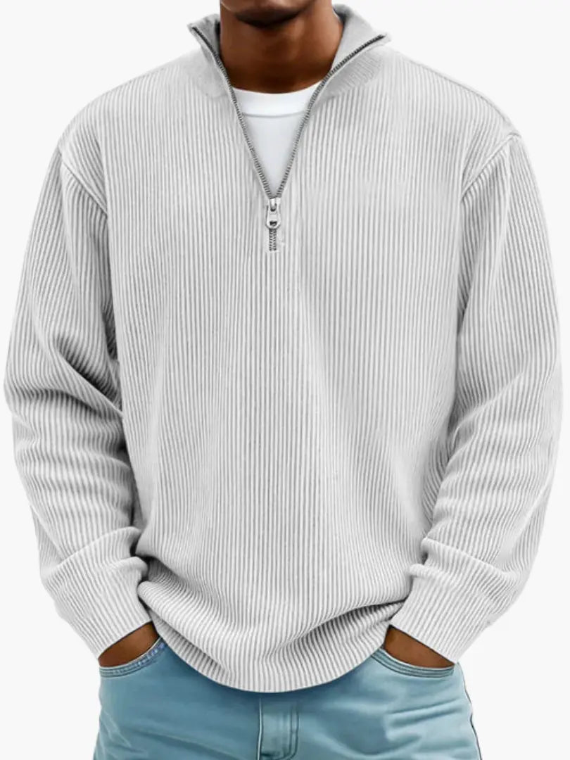Model draagt de geribbelde trui met kwartrits in lichtgrijs, bijna wit, met een wit shirt eronder. 6
