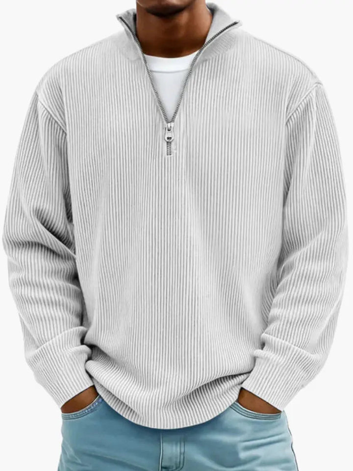 Model draagt de geribbelde trui met kwartrits in lichtgrijs, bijna wit, met een wit shirt eronder. 6