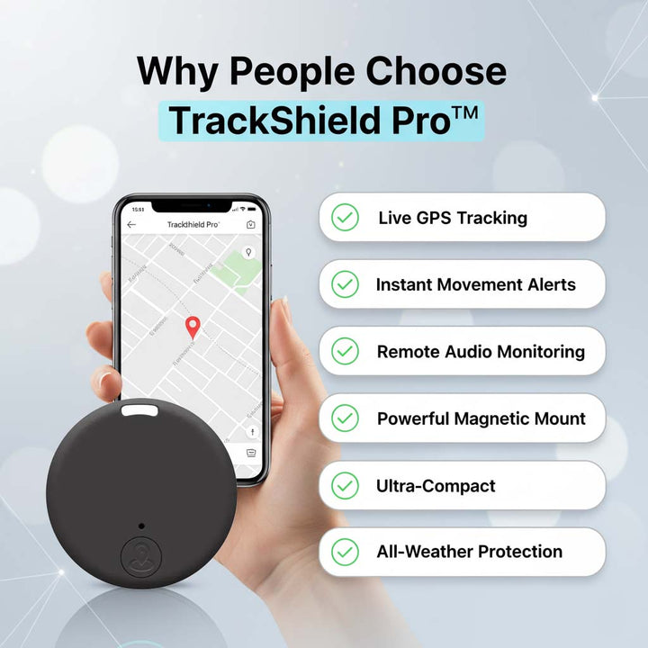 Hand houdt een smartphone met kaart vast, met de zwarte ronde tracker ervoor en een lijst met zes voordelen ernaast. 2