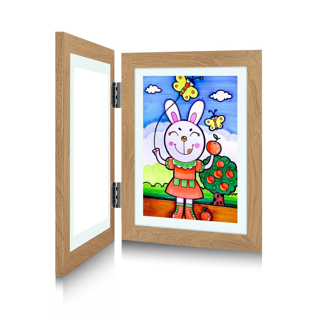 Lijst in houtlook met geopend scharnierend voorpaneel en een kleurrijke tekening van een konijn met vlinders en appelboom. 6