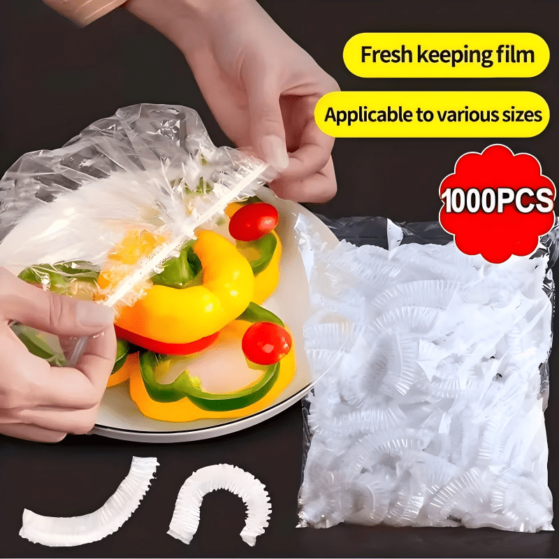 Handen trekken een doorzichtige kap over een bord paprika en tomaatjes, naast een zak met witte kappen en twee losse exemplaren. 10