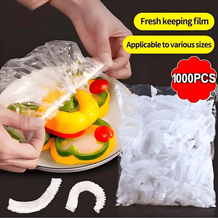 Handen trekken een doorzichtige kap over een bord paprika en tomaatjes, naast een zak met witte kappen en twee losse exemplaren. 10