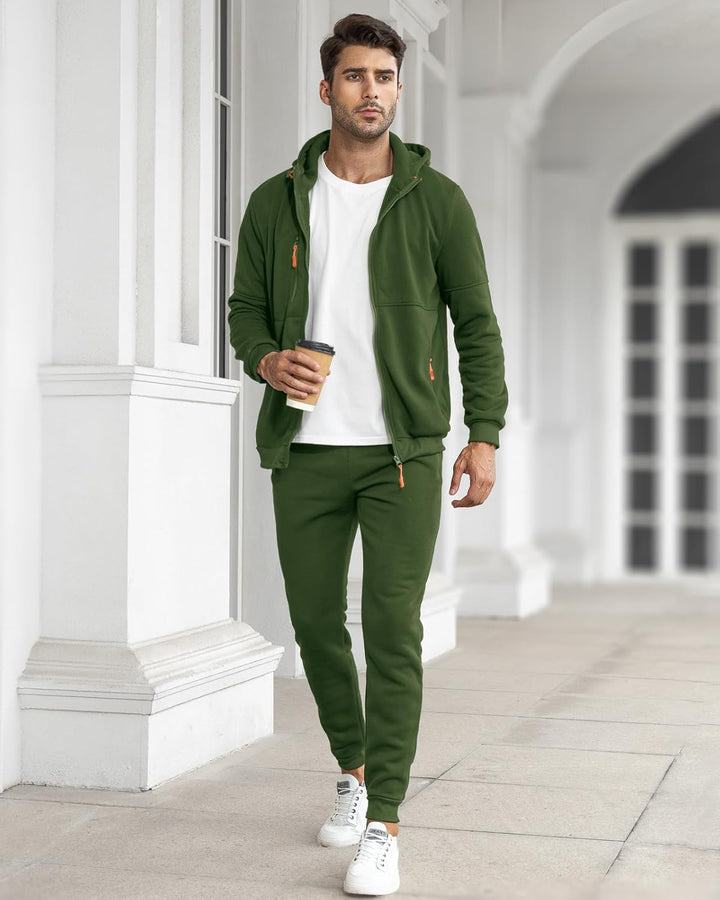 Man draagt het groene trainingspak met open vest en wit shirt, koffie in de hand 19