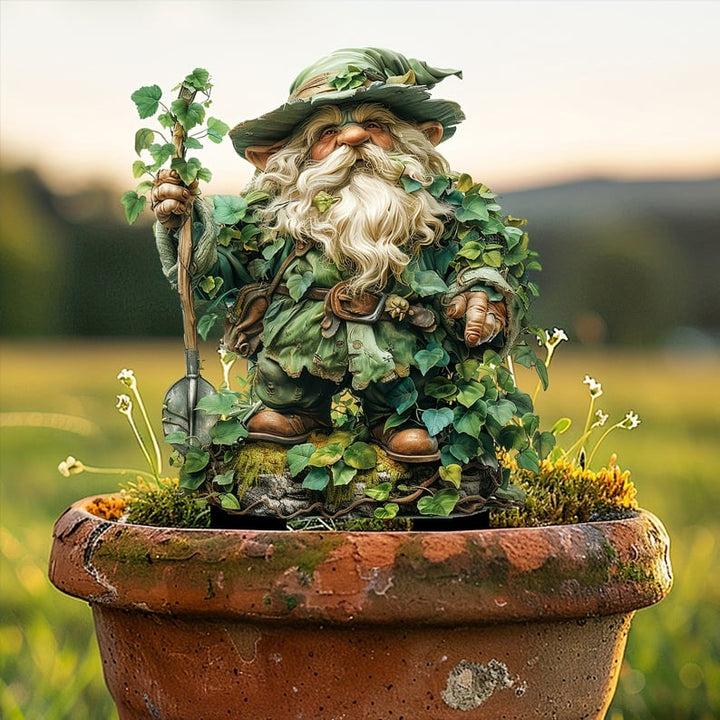 Tuinkabouter met witte baard, hoed en schep, geplaatst in een oude terracotta pot met mos en kleine bloemetjes. 14